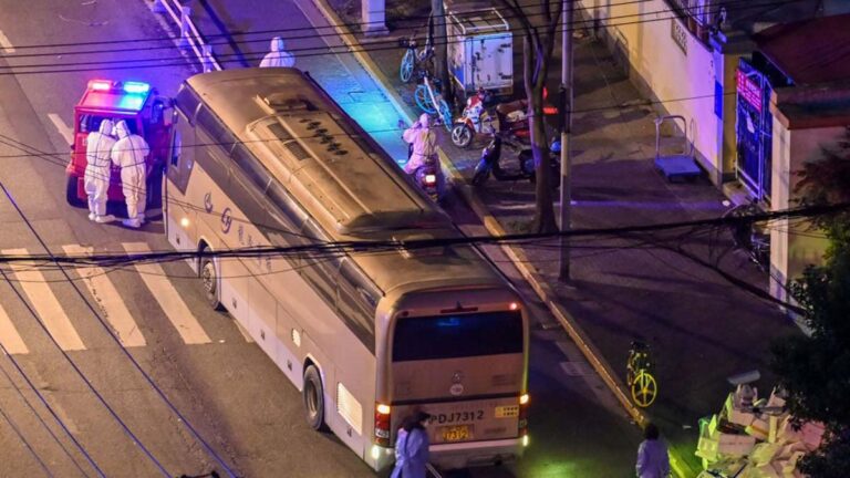 上海老人半夜被強送方艙 有人猝死 家屬上網求救
