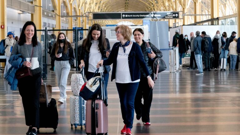 法官推翻口罩令 美航空鐵路等公司跟進