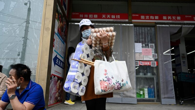 組圖：北京疫情蔓延8區 市民排隊檢測 緊急囤貨