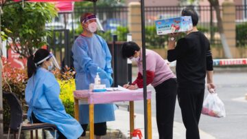 上海市民抵制无休止核酸 半数外国人愿一年内离开