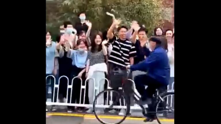 習近平人大視察傳突發狀況 騎車老人闖入引猜測