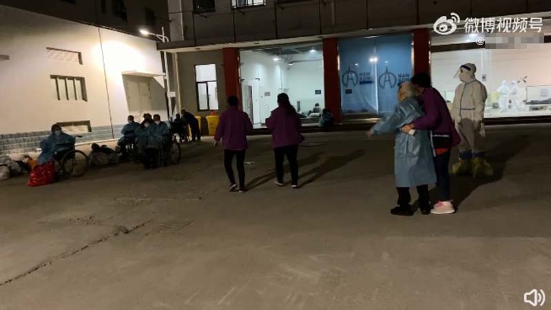 上海养老院不能自理的老人被推入方舱 无人照料