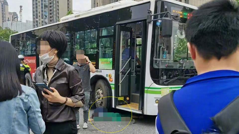 湖南长沙小学生过马路 被公交车撞倒身亡（视频）