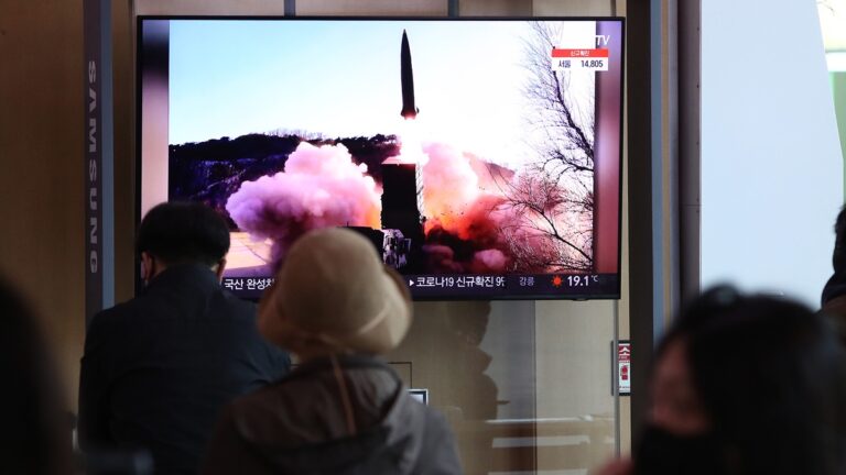 朝鮮向東海域發射三枚導彈 首次承認爆發疫情
