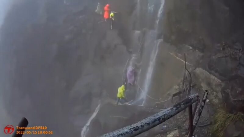 降雨形成水瀑 阿里山眠月線3人受阻 消防助脫困
