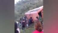 秘鲁巴士滚落100米山沟 酿11死34人伤