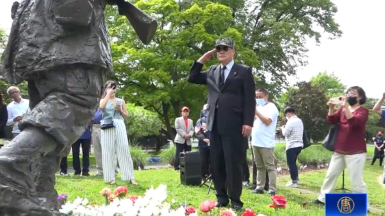 紀念陣亡將士 紐約法拉盛民代紀念碑獻花