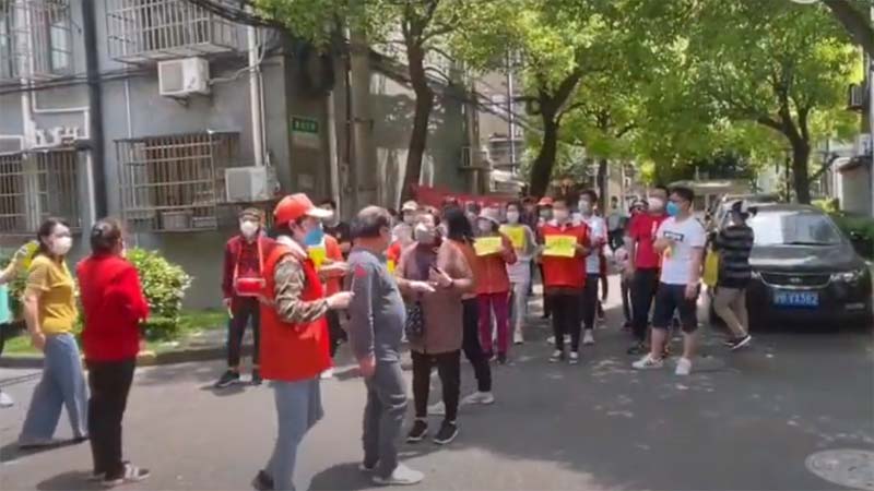 上海小区摆拍“解封” 居民大怒砸场子（视频）