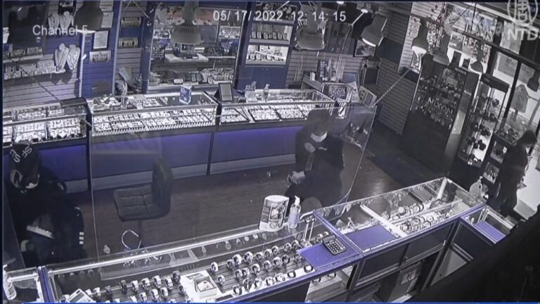光天化日遭砸搶 南加珠寶店損失近百萬元