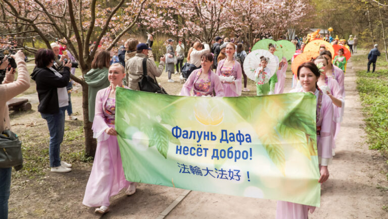 莫斯科法輪功學員煉功演出 慶祝法輪大法日