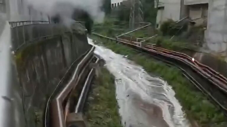 貴州茅台酒廠起火 百噸醬酒洩河中 河水泛酒香（視頻）
