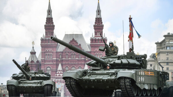 俄胜利日乌克兰也有节目：坦克战利品阅兵式