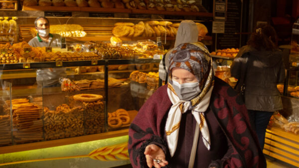 伊朗主食价格翻两番 多地抗议数十人被捕