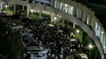 北大深夜“硬隔离”引爆抗议 学生拆墙视频热传