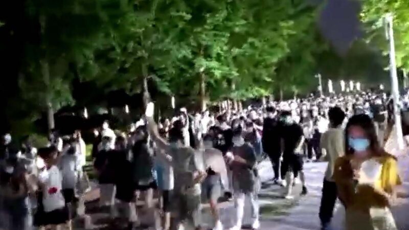 传北京法大学生抗议博得离校权 北师大跟进大游行