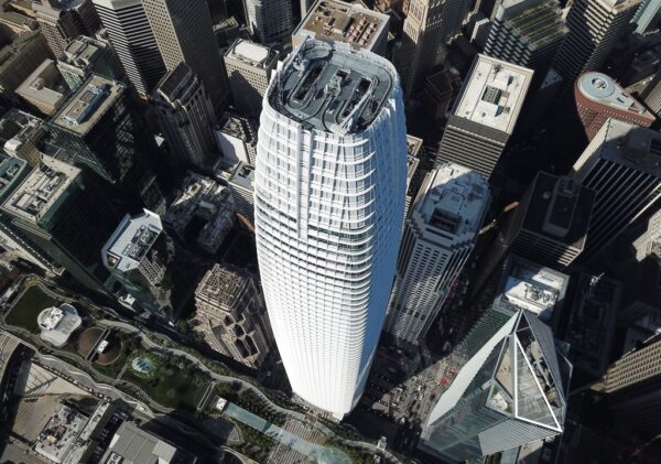 没绑任何装备 “蜘蛛人”攀爬旧金山60层高大楼(视频)