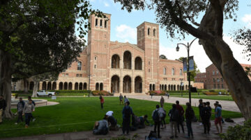 正值毕业季 UCLA宣布重启室内口罩令