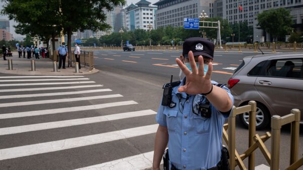 北京冬奥警察火炬手意外猝死 年仅42岁