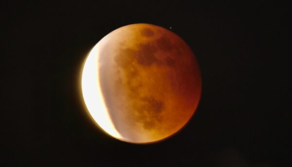 “血花月”月全食周日上演 如何观看奇景