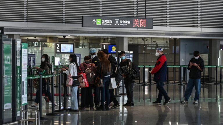 網傳中國邊檢加強盤查出入境 護照 綠卡被剪