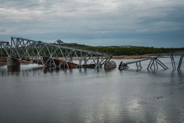 俄军集中兵力乌东 建浮桥渡河遭摧毁