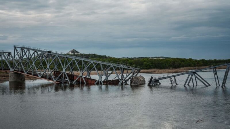 俄軍集中兵力烏東 建浮橋渡河遭摧毀