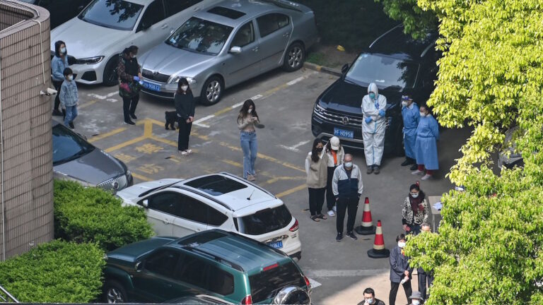 中比混血網紅逃離封城 上海女子慘住電話亭一個月