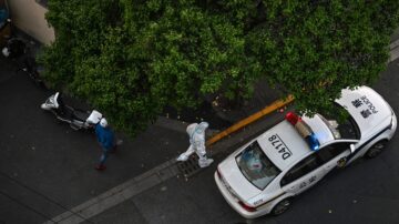 上海意大利人冲门抗封锁 领馆声援公安撤退