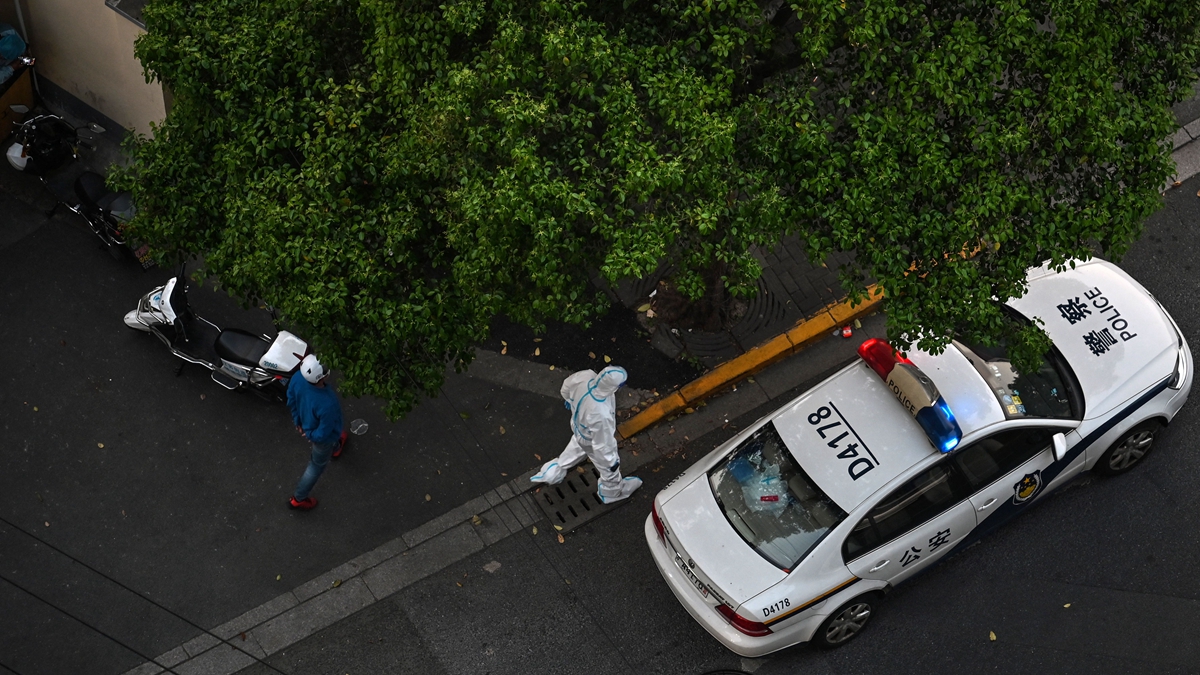 2022年5月3日,上海封鎖的街道,一輛警車停在路上。(HECTOR RETAMAL/AFP via Getty Images)