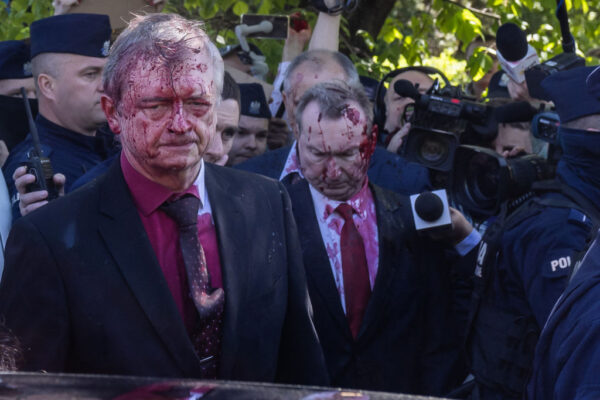 报复俄大使被泼红漆 波兰大使馆遭泼漆