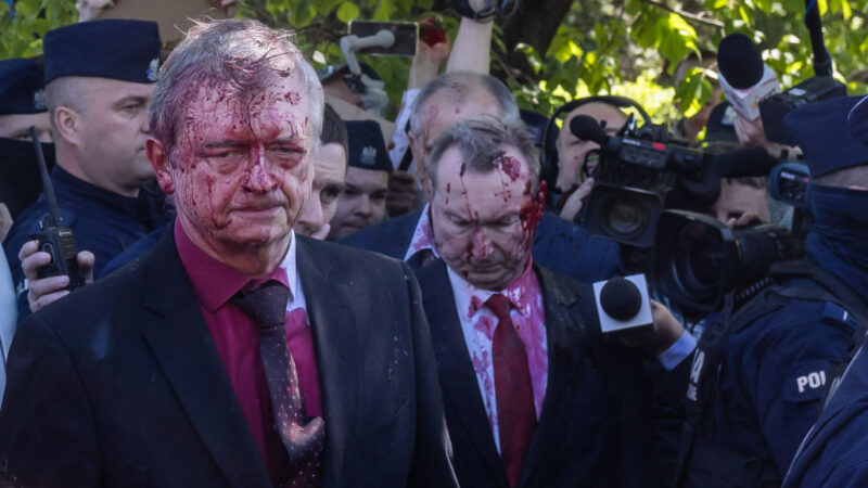报复俄大使被泼红漆 波兰大使馆遭泼漆