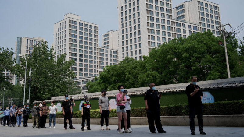 北京逾100地铁站关闭 高校现疫情师生转运