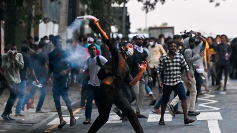 斯里兰卡学生试图闯总统官邸 与警方爆发冲突