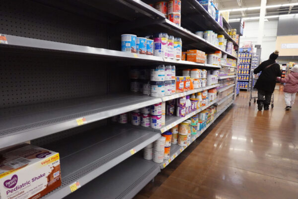 美國奶粉危機 大廠壟斷產線未恢復 父母恐慌