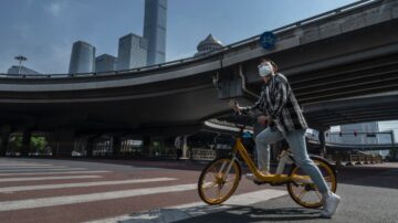 北京疫情波及15區 地鐵關閉市民改騎自行車