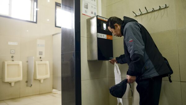 北京封控區公廁禁令：不許兩人同時如廁