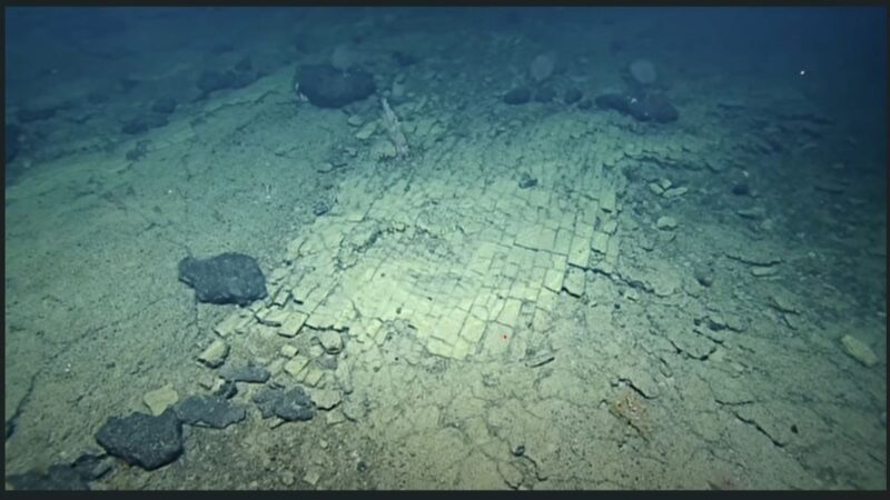 太平洋海底發現一條黃磚鋪成的道路