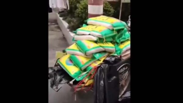 上海居委用垃圾袋掩饰转移物资 被抓现行(视频)