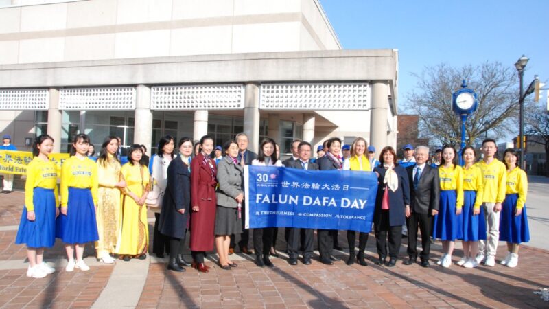 【禁闻】贺世界法轮大法日 加拿大多城升旗