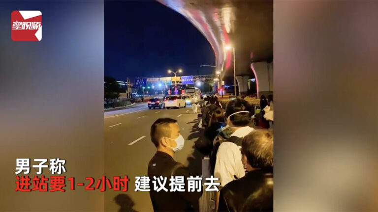 虹橋火車站湧入逃離上海的人潮