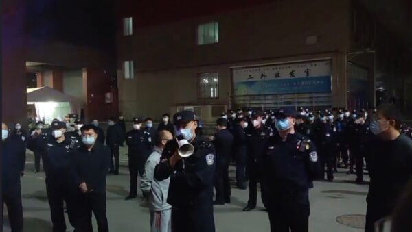 北京第二外国语学院师生抗议隔离围栏(视频)