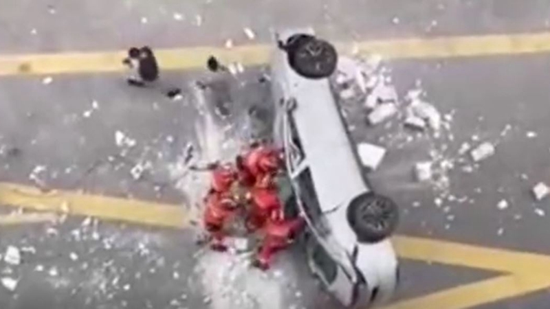 蔚来汽车冲出上海总部大楼坠落 2人死亡