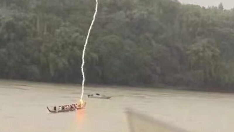 湖南男子端午节划龙舟 被雷击中落水（视频）