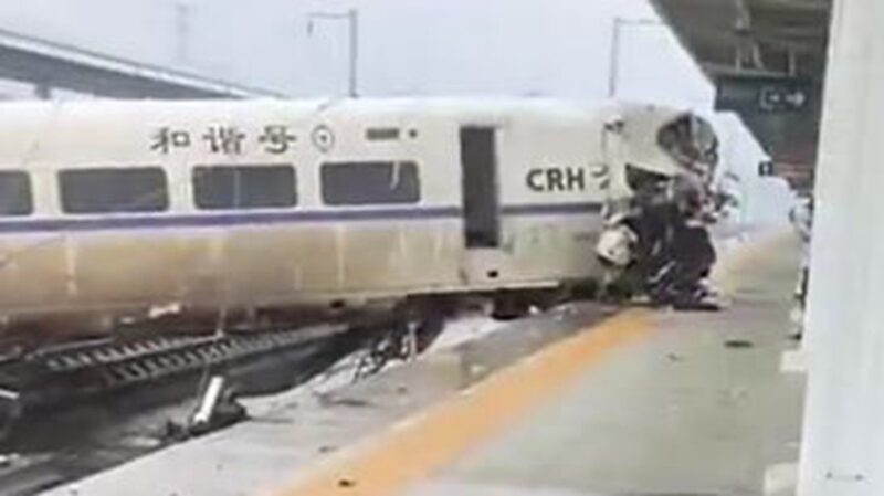 遼寧一鐵路橋被衝垮 貨物列車脫軌 車輛墜落