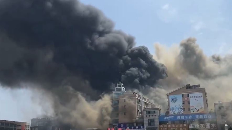 杭州建材市场火灾黑烟漫天 多人跳楼受伤（视频）