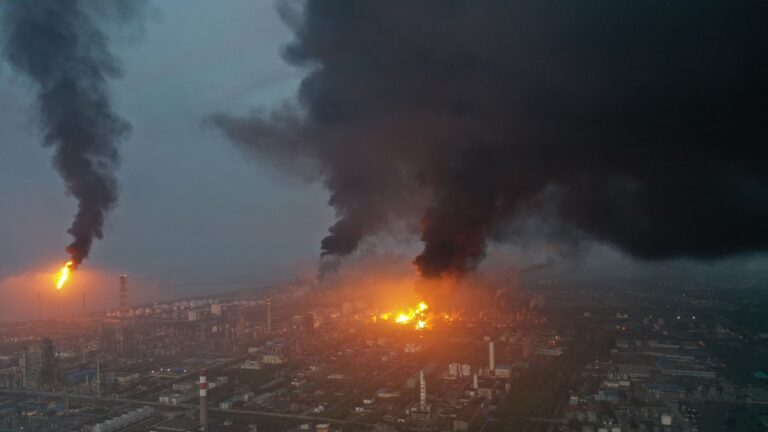 上海石化清晨爆炸大火 現場火光沖天
