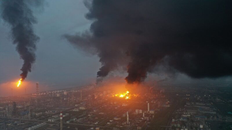 上海石化清晨爆炸大火 現場火光沖天