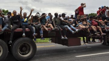 墨西哥遣散七千人向美国移民的大篷车