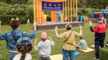 法輪功在莫斯科植物園舉辦活動 民眾當場學煉動作