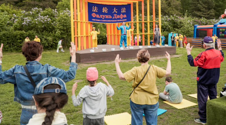 法輪功在莫斯科植物園舉辦活動 民眾當場學煉動作